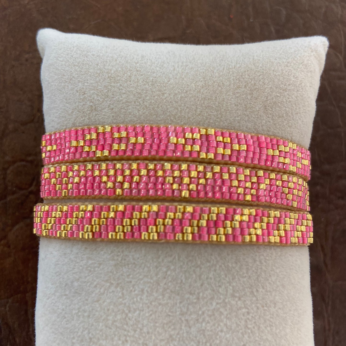 BRACCIALE FASCIA ALTA CON FILE DI PERLINE COLORATE ORO E FUCSIA