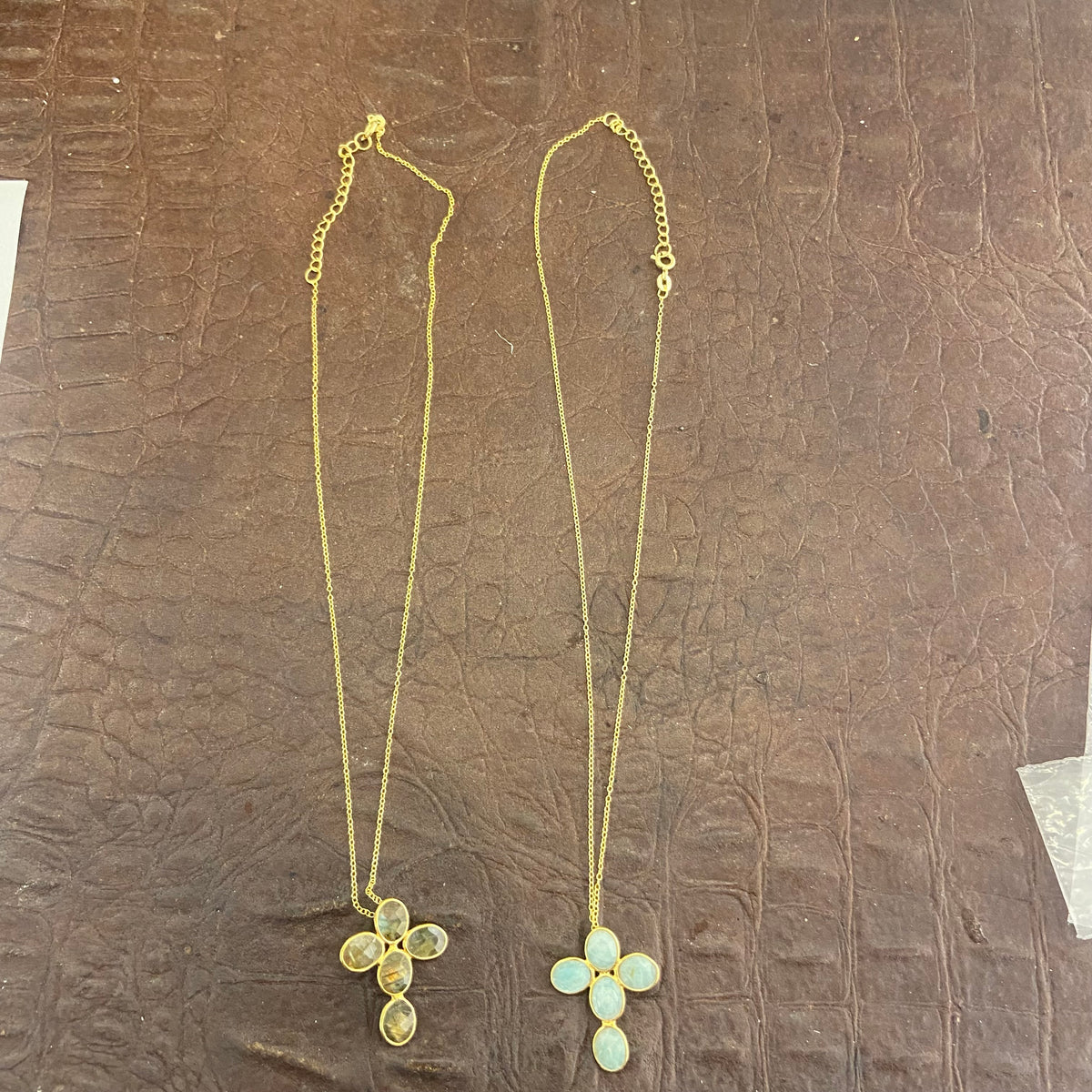 Collane in ottone con pietre colorate