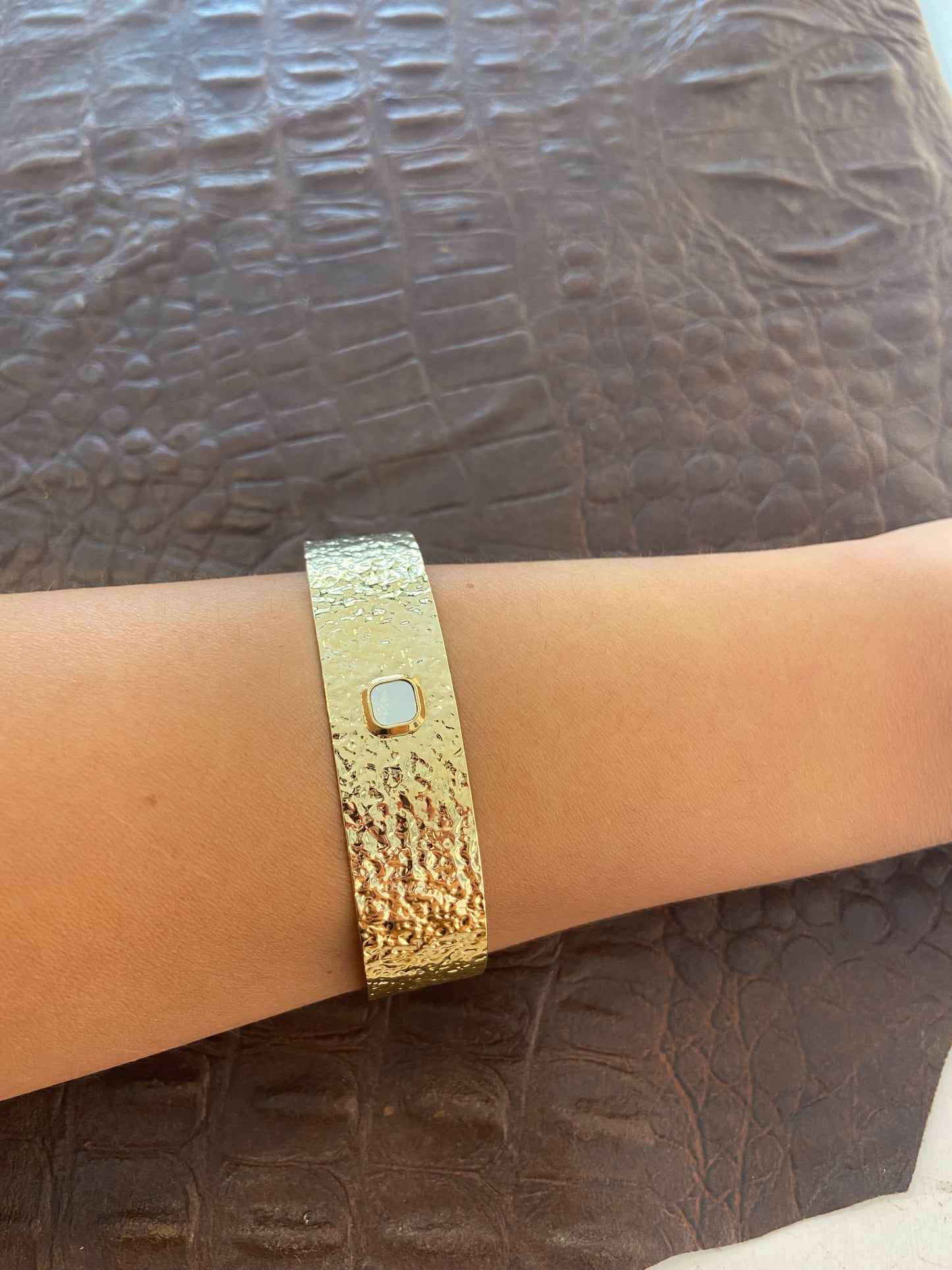 Bracciale Rigido Dorato con pietra bianca centrale