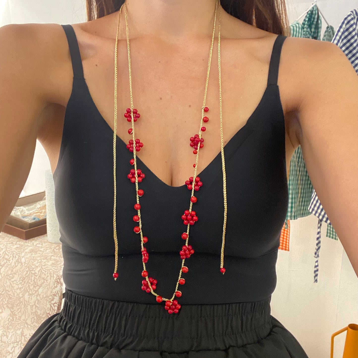 Collana lunga filo lurex e fiori rossi