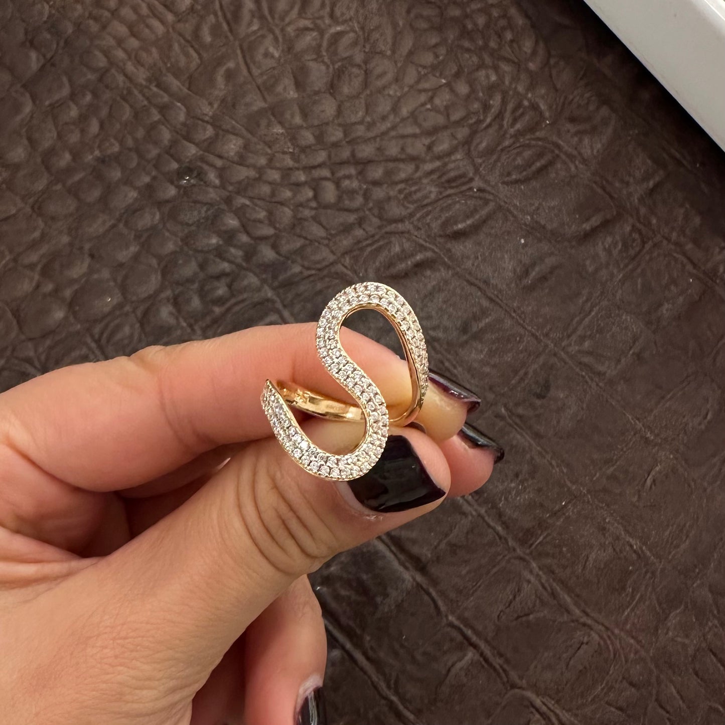 anello finitura rose gold con striscia di zirconi bianchi