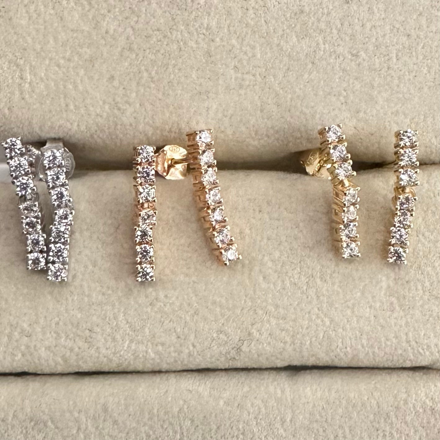 coppia di orecchini yellow gold con 6 zirconi piccoli