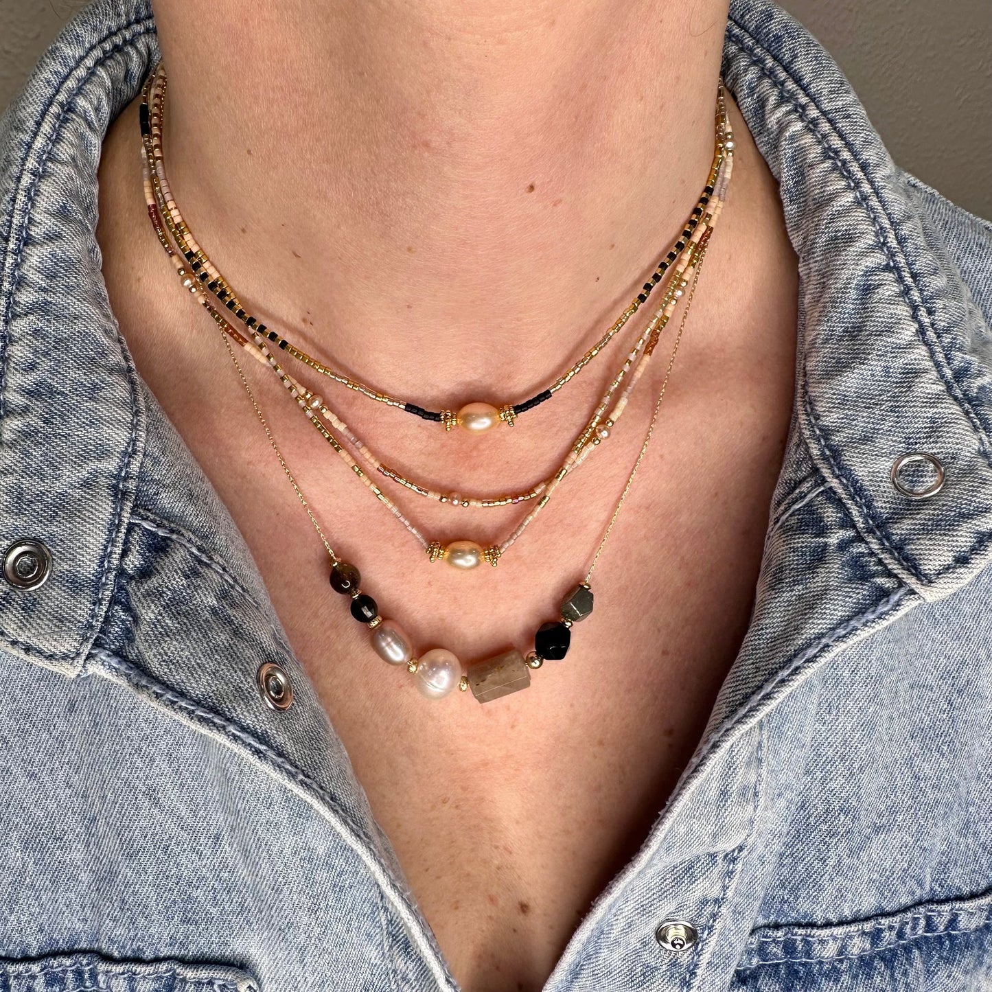 Collana con perline e perla centrale