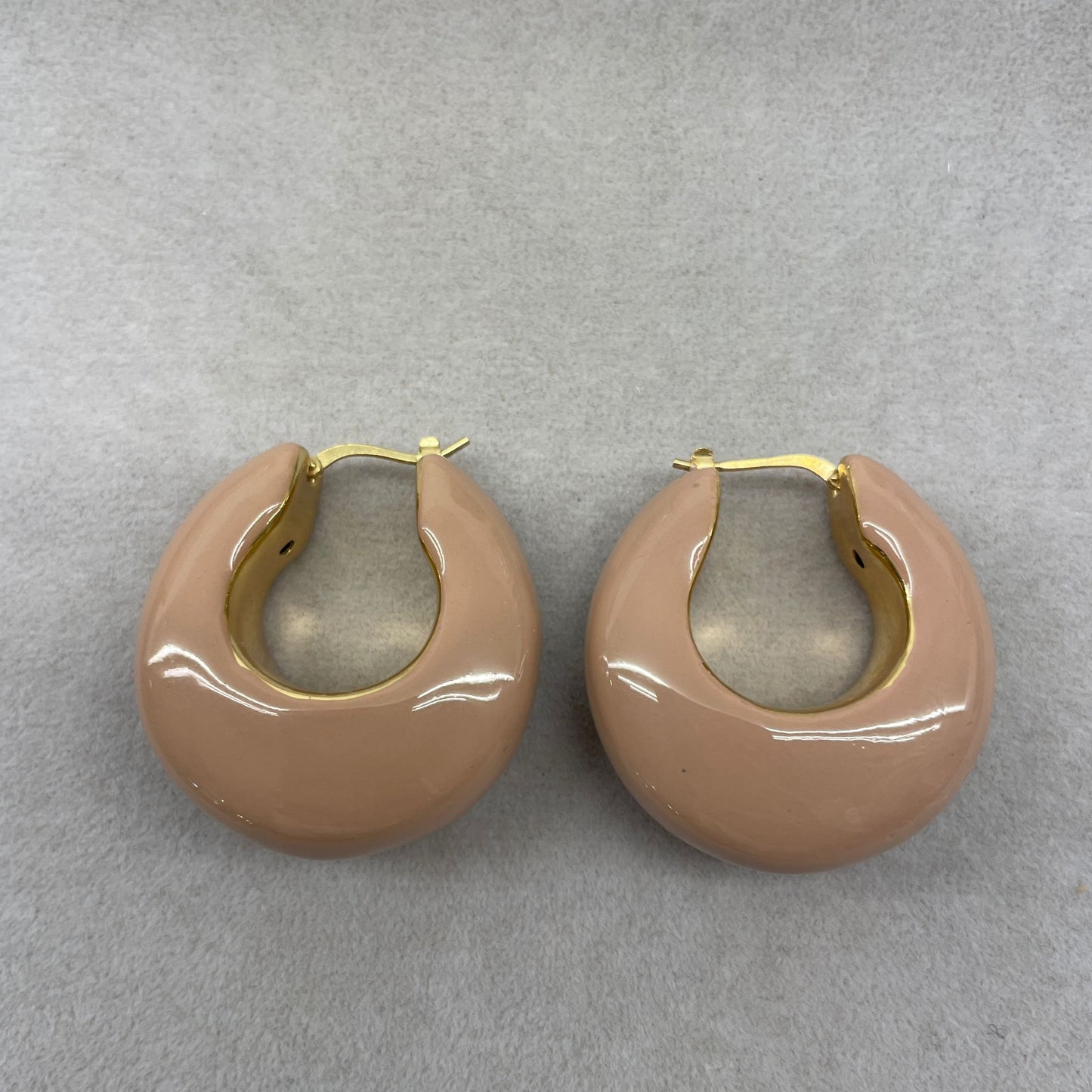 Orecchini bombati smaltati color beige