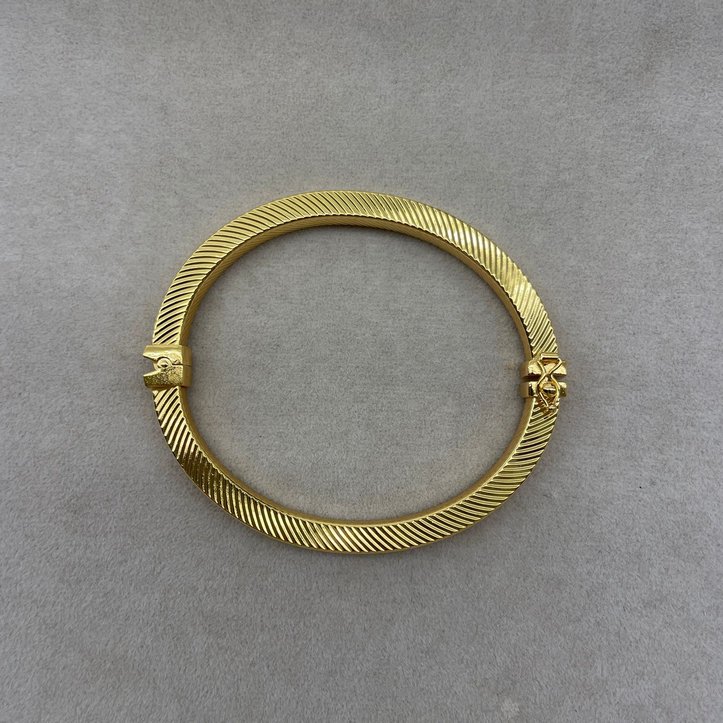 Bracciale rigido dorato