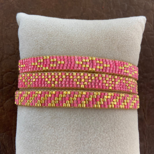 BRACCIALE FASCIA ALTA CON FILE DI PERLINE COLORATE ORO E FUCSIA