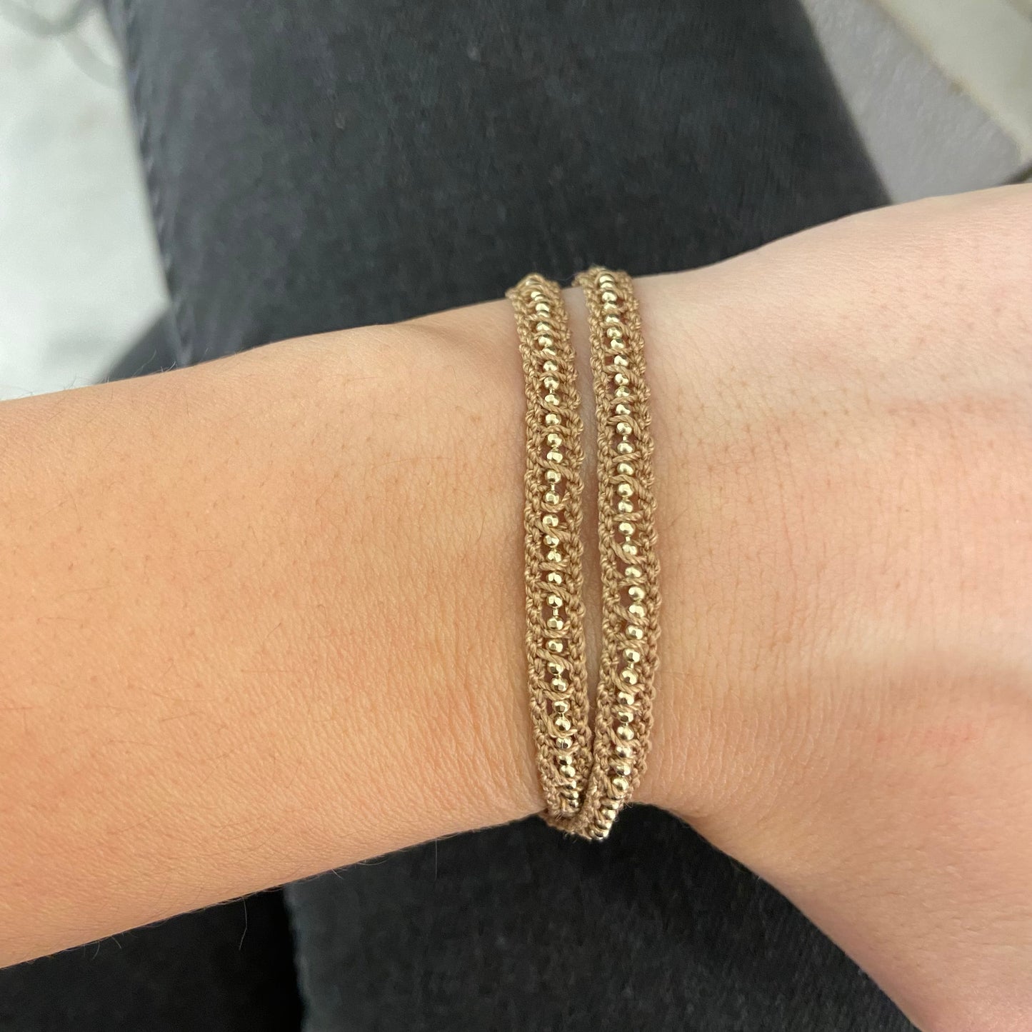 Bracciale doppio con perline dorate