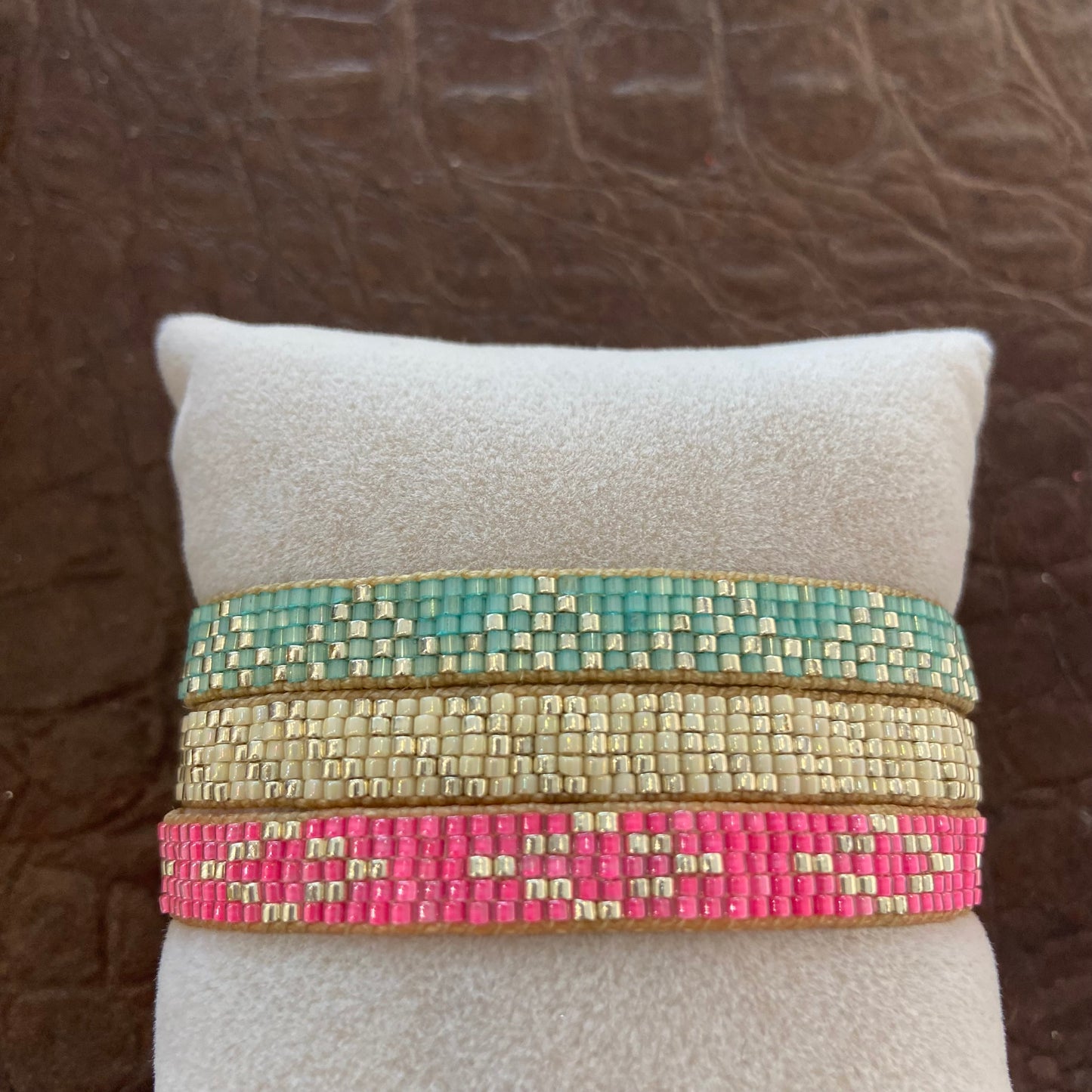 BRACCIALE FASCIA ALTA CON FILE DI PERLINE COLORATE