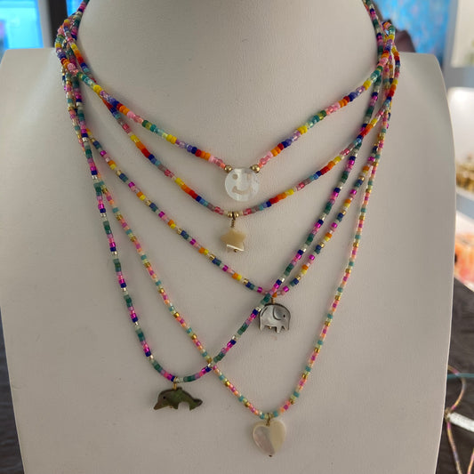 Collana con perline e ciondolo