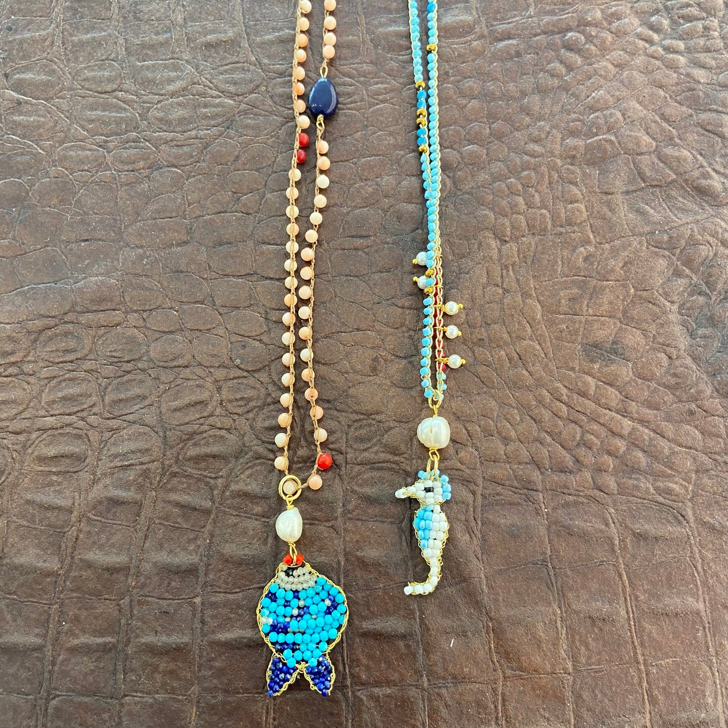 Collana perline e pesce grande