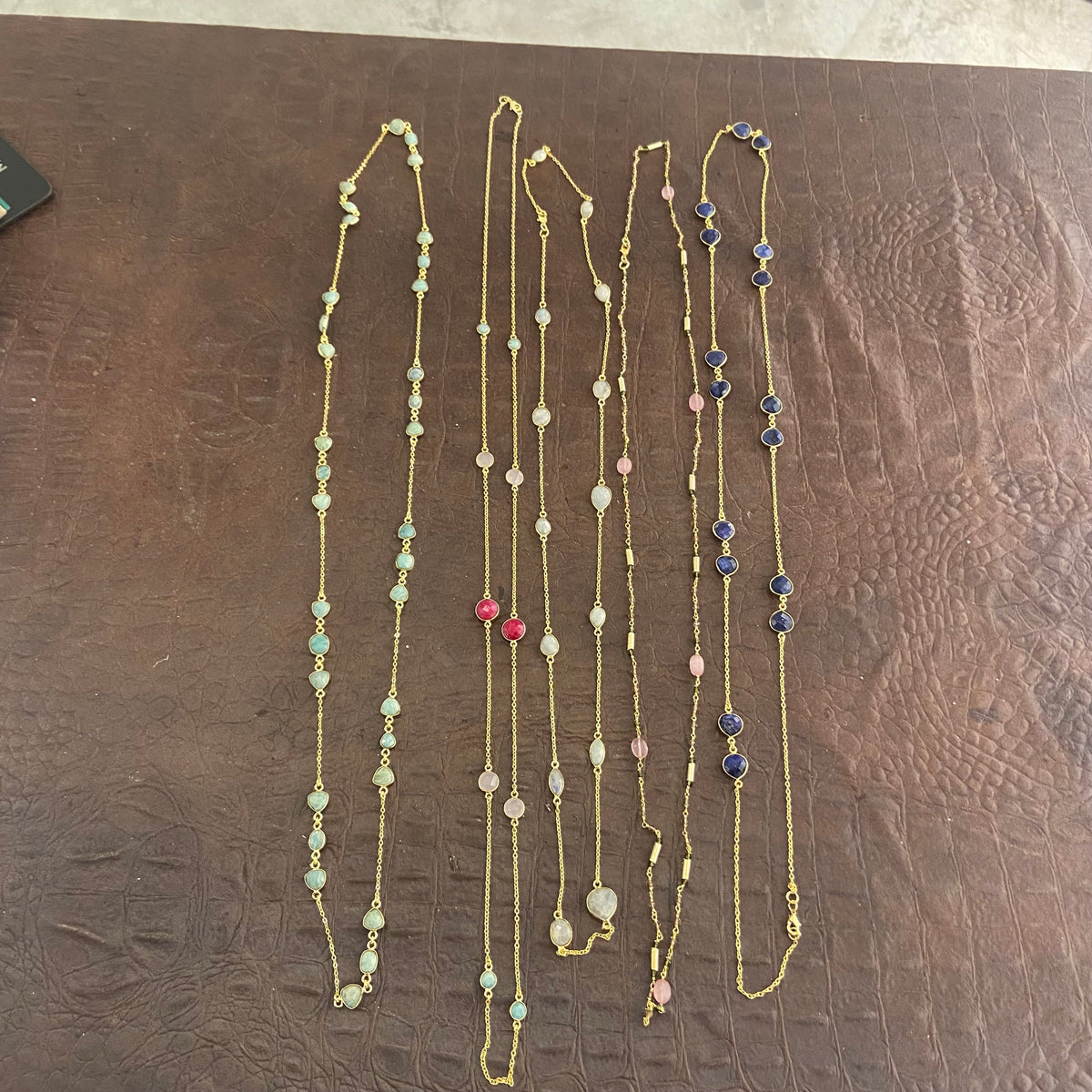 Collane in ottone con pietre colorate