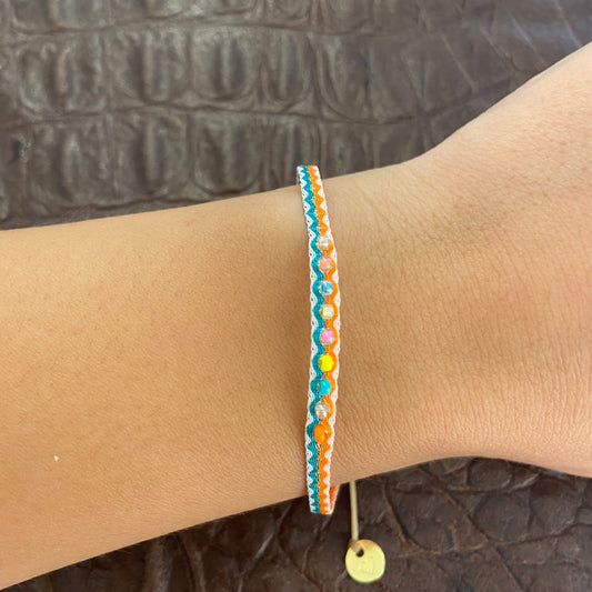 Bracciale tessuto e perline colorate da bambino