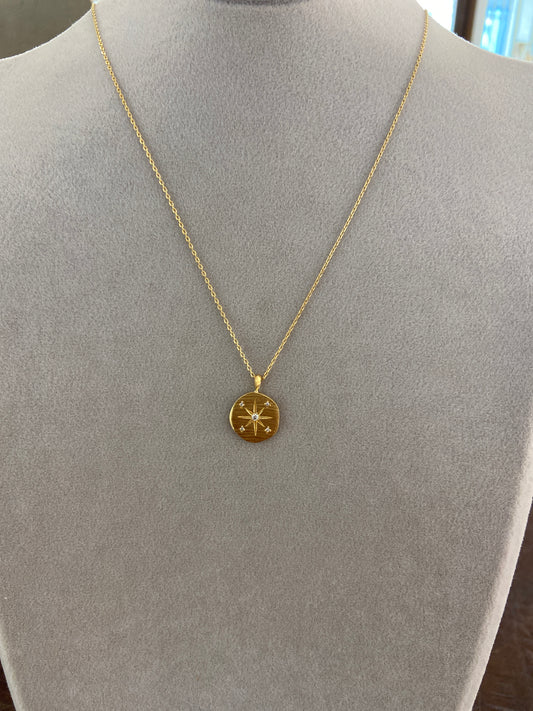 Collana dorata con piastra