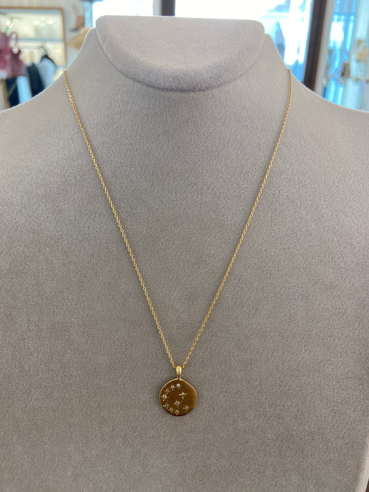 Collana dorata con piastra