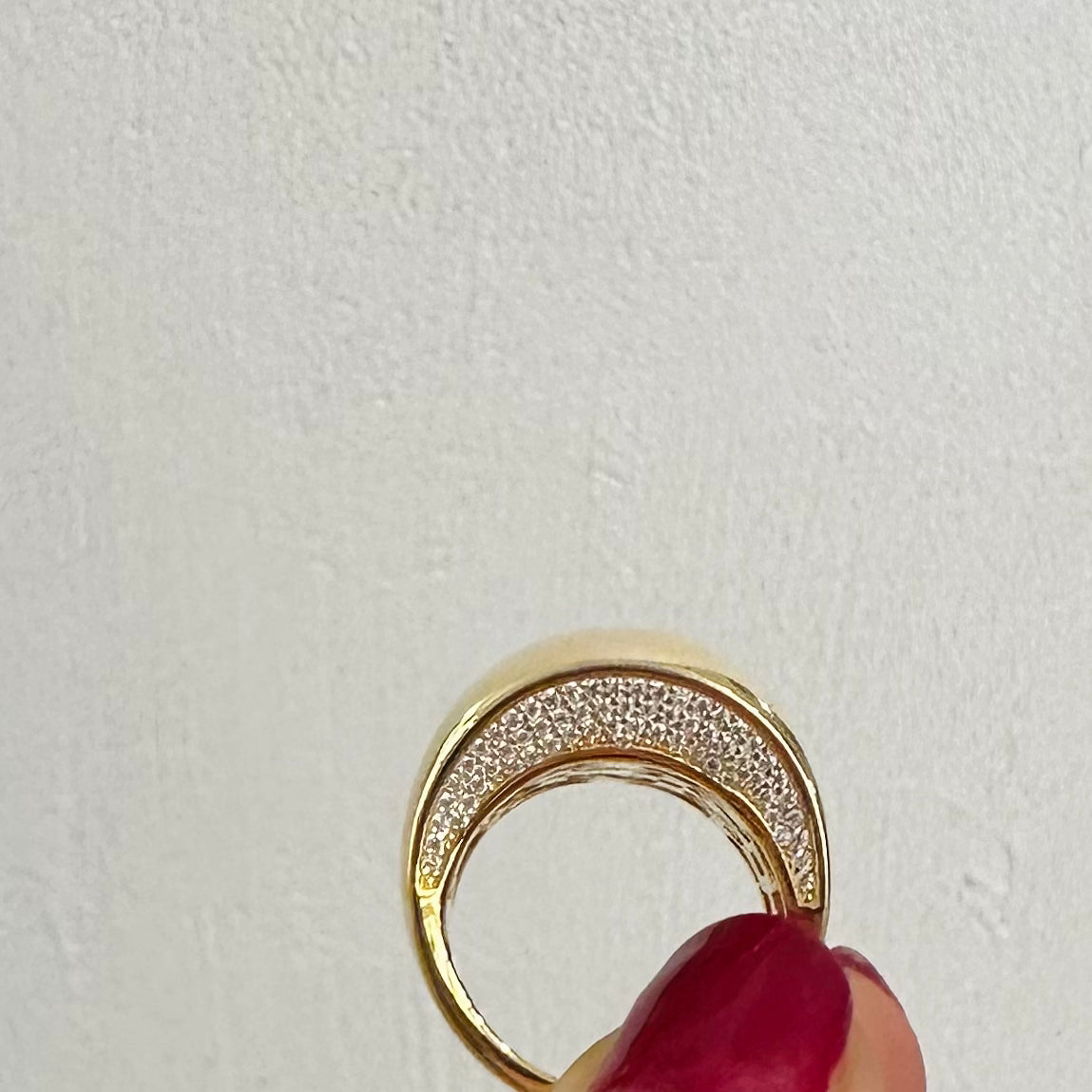 anello bombato regolabile con pavé di zirconi sopra e sotto giallo