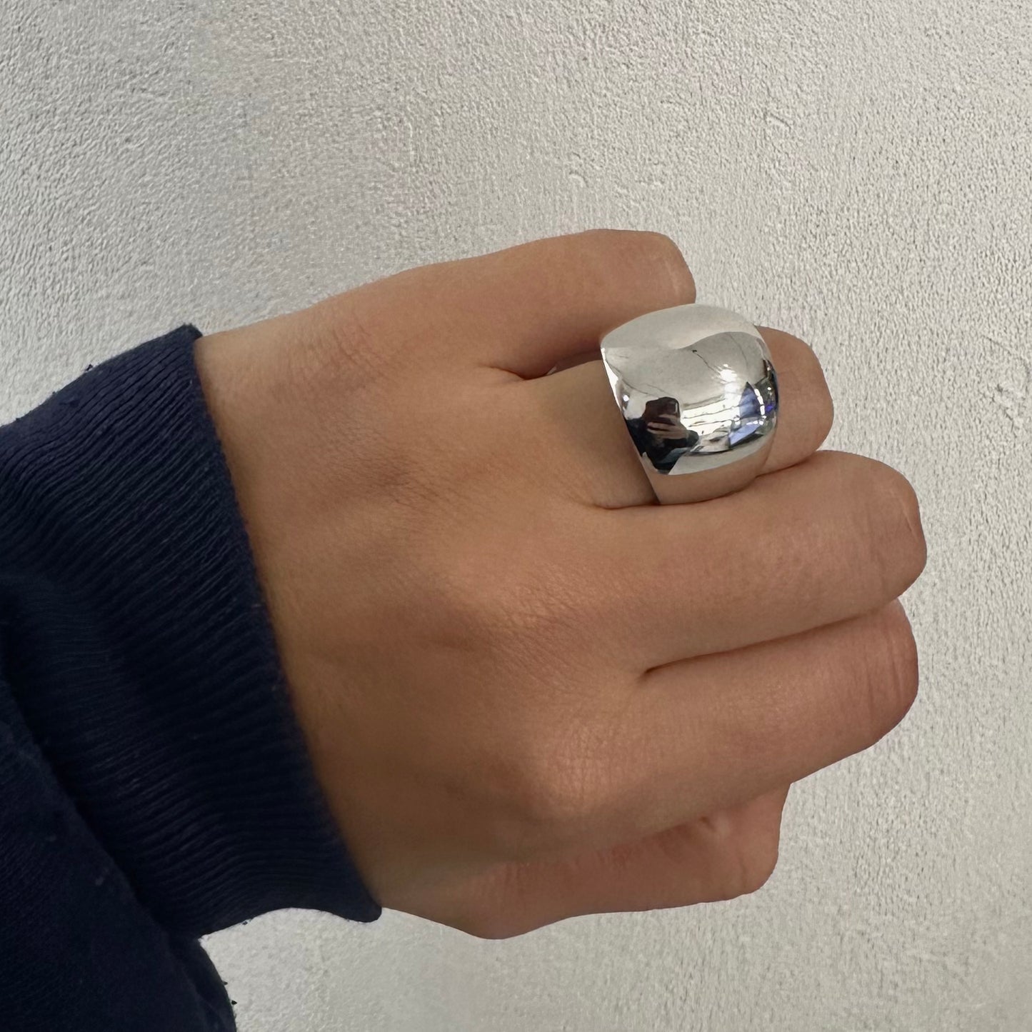 anello bombato regolabile con pavè di zirconi sopra e sotto bianco