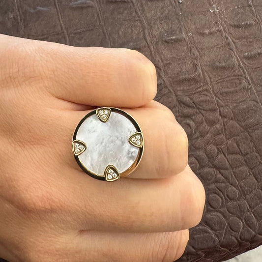 anello zag con cerchio in madre perla e decorazioni di zirconi bianchi