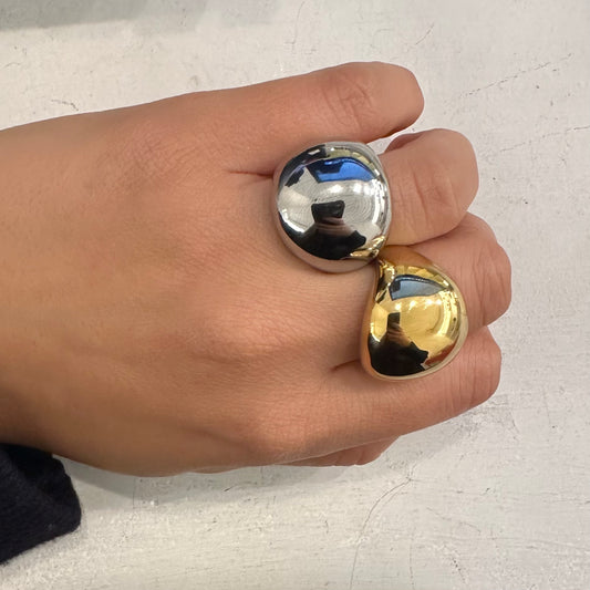anello zag con fascino bombato in bagno oro giallo